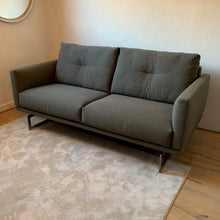 Laden Sie das Bild in den Galerie-Viewer, Weibel Weibel Sofa mit verstellbarem Rücken und Nackenstützen – Einzelstück in Olpe