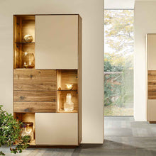 Laden Sie das Bild in den Galerie-Viewer, Puro Style SY772 in Astnuss – 2 MDF-Türen lackiert, 1 Holztür & 2 Schubladen mit Zopfbürstung, 3 offene Nischen im Wohnambiente