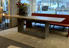 Laden Sie das Bild in den Galerie-Viewer, Asco Frame seitliche Ansicht – Betonsockel dunkel, Platte Eiche weiß geölt