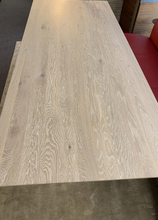 Laden Sie das Bild in den Galerie-Viewer, Detail Schweizer Kante und Oberfläche Eiche massiv weiß geölt am Asco Frame