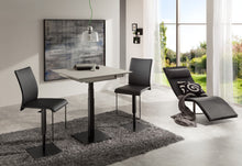 Laden Sie das Bild in den Galerie-Viewer, Bacher Quota als kleiner Esstisch/Stehtisch, 90×90 cm, Gestell schwarz – Ambiente