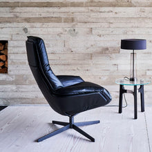 Laden Sie das Bild in den Galerie-Viewer, Komplettansicht: Sessel Daron mit Hocker im Wohnzimmer mit Holzboden Loungesessel in Leder und in Leder Stoff Kombination