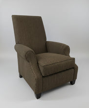 Laden Sie das Bild in den Galerie-Viewer, Designsessel „Kensington“ als Ausstellungsstück im Wohnambiente – Frontansicht