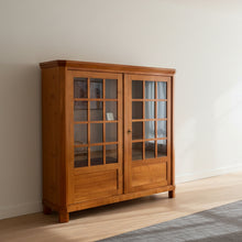 Laden Sie das Bild in den Galerie-Viewer, Form Exclusiv Camargue – Landhausvitrine in Kirschbaum massiv, 155×162×46 cm, Ambienteansicht