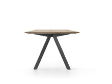 Laden Sie das Bild in den Galerie-Viewer, Detailaufnahme Tischgestell – geneigte Beine und Mittelträger des Barra Tisches