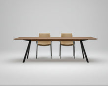 Laden Sie das Bild in den Galerie-Viewer, Barra Esstisch von Girsberger – modernes Esszimmer mit Stühlen in beige