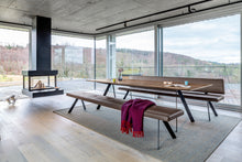 Laden Sie das Bild in den Galerie-Viewer, Girsberger Barra Esstisch im Wohnambiente – Eiche astig geölt, Schweizer Kante, Gestell schwarz