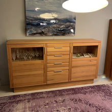 Laden Sie das Bild in den Galerie-Viewer, Hochwertiges Highboard Böhning Linne Oslo im modernen Landhausstil, gefertigt aus massiver Kernbuche mit -Beleuchtung.