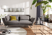 Laden Sie das Bild in den Galerie-Viewer, IP Design Clou im Wohnambiente – Sofa mit verstellbaren Armlehnen und Metallkufen Relaxsofa
