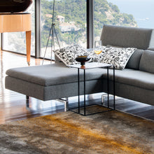 Laden Sie das Bild in den Galerie-Viewer, Jori Schiebebeistelltisch Beistelltisch Ascot JR-t938 in C-Form über Sofa-Armlehne geschoben