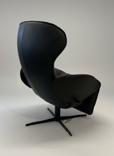 Laden Sie das Bild in den Galerie-Viewer, Rückansicht des JORI Relaxsessels Daydreamer JR-7450 – elegantes Design mit schwarzem Lederbezug und ergonomischer Formgebung.