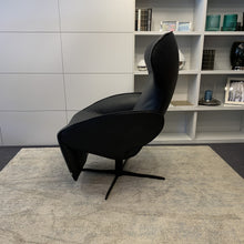 Laden Sie das Bild in den Galerie-Viewer, JORI Daydreamer JR-7450 Relaxsessel in stilvollem Wohnzimmer – modernes Designmöbel aus schwarzem Leder für gehobene Wohnkultur