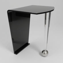 Laden Sie das Bild in den Galerie-Viewer, Saphir Konsole – 3/4-Ansicht mit Detail der satinierten Nickel-Kugel