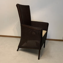 Laden Sie das Bild in den Galerie-Viewer, Boston Dining Chair – 3/4-Ansicht mit feinem Loom-Geflecht