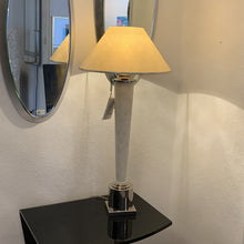 Laden Sie das Bild in den Galerie-Viewer, Sigma L2 Tischleuchte CL1593/1 im Ambiente – Keramik offwhite marmoriert, Schirm creme,