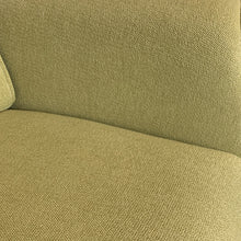 Laden Sie das Bild in den Galerie-Viewer, Detailfoto Farbausfall am Bezugsstoff Prairie 59 Grün – Ausstellungsstück