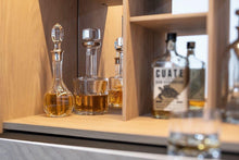 Laden Sie das Bild in den Galerie-Viewer, Detail Barfach Sudbrock Scala – stilvolle Präsentation mit Beleuchtung