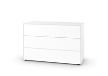 Laden Sie das Bild in den Galerie-Viewer, Schlichte weiße Kommode Piure Nex Pur Box Modell 1536776 mit drei grifflosen Schubladen und schwarzem Gleitfuß.
