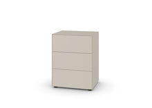 Laden Sie das Bild in den Galerie-Viewer, Piure Nex Pur Box Kommode 2022900 in Farbe Silk – 3 grifflose Schubkästen, matt lackiert, 60 x 75 x 48 cm

