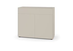 Design-Sideboard mit seidenmatter Oberfläche und grifflosem Look in Silk
