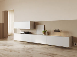 Wohnraum mit kombinierten Hängelowboards – Schubladenlösung in Mattweiß mit dezentem Design