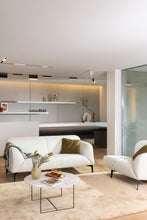 Laden Sie das Bild in den Galerie-Viewer, Modernes Sofa Como von JORI mit eleganten, organischen Linien in hellem Stoffbezug
