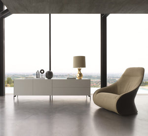 Moderne Wohnsituation mit Piure Nex Pur Box Kombination aus Türen- und Schubladenelement – elegantes Lowboard auf Füßen in Weiß vor Panoramafenster, stilvoll dekoriert