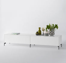 Laden Sie das Bild in den Galerie-Viewer, Zwei Nex Pur Box Lowboards von Piure nebeneinander arrangiert – stilvolle Sideboardlösung auf schwarzen Eckfüßen – Weiß matt
