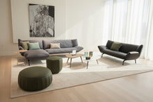 Laden Sie das Bild in den Galerie-Viewer, Leolux Devon 3-Sitzer Ecksofa mit breitem Longchair, modernes Designersofa mit feinen Naehten, Ambinetefoto
