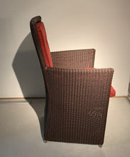 Laden Sie das Bild in den Galerie-Viewer, Alvico Lloyd Loom Sessel 175 in Dunkelbraun mit Alcantara-Polster bordeaux Seitenansicht
