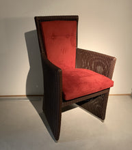 Laden Sie das Bild in den Galerie-Viewer, Kleiner Sessel 175 – Frontansicht, Loom-Geflecht dunkelbraun, Alcantara bordeaux
