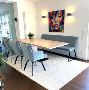 Design-Essgruppe mit Asco Mono Tisch, komfortablen IP Design Stühlen und eleganter Bielefelder Werkstätten Heaven Bank in modernem Interieur.