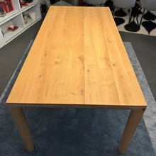 Laden Sie das Bild in den Galerie-Viewer, Ausstellungsstück, Scholtissek Esstisch Fira knorrige Eiche massiv, 200 x 95 cm 100 cm ausziehbar
