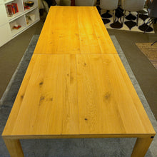 Laden Sie das Bild in den Galerie-Viewer, Ausstellungsstück, Scholtissek Esstisch Fira knorrige Eiche massiv, 200 x 95 cm 100 cm ausziehbar
