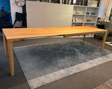 Laden Sie das Bild in den Galerie-Viewer, Ausstellungsstück, Scholtissek Esstisch Fira knorrige Eiche massiv, 200 x 95 cm 100 cm ausziehbar
