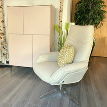 Laden Sie das Bild in den Galerie-Viewer, Bielelfeder Weerkstätten Sessel Daron mit Kettnaker Highboard Case im Showroom Möbel Zeppenfeld Olpe

