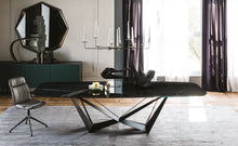 Laden Sie das Bild in den Galerie-Viewer, Cattelan Italia Esstisch Skorpio Platte Sahara Noir glänzend Designmöbel Sauerland Möbel Zeppenfeld Olpe (2)
