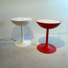 Laden Sie das Bild in den Galerie-Viewer, Zwei integrierte Steckdosen und Ein-/Ausschalter im Inneren des Miniforms RECHARGE Beistelltischs – modernes Detail mit Funktion
