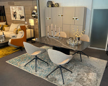 Laden Sie das Bild in den Galerie-Viewer, Gepolsterter Tonon Moon Stuhl mit ergonomischer Sitzschale und hochwertigem Stoffbezug, modernes Design mit wählbarem Gestell für Esszimmer oder Lounge
