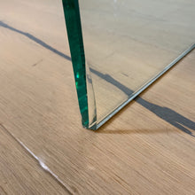 Laden Sie das Bild in den Galerie-Viewer, Dreieck Design Kommode Fusion Wood 4 Schübe, Glas, Fichte Vintage grau
