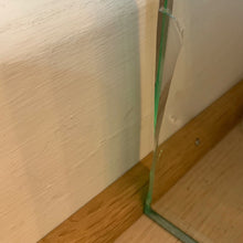 Laden Sie das Bild in den Galerie-Viewer, Dreieck Design Kommode Fusion Wood 4 Schübe, Glas, Fichte Vintage grau
