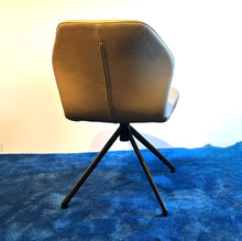 Laden Sie das Bild in den Galerie-Viewer, Ronald Schmitt Drehstuhl Ella Abverkauf Einzelstück
