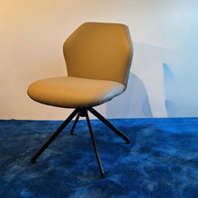 Laden Sie das Bild in den Galerie-Viewer, Ronald Schmitt Drehstuhl Ella Abverkauf Einzelstück
