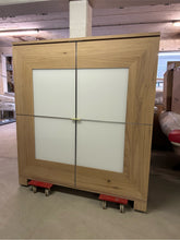 Laden Sie das Bild in den Galerie-Viewer, Moderner Designschrank von Scholtissek, Modell Varus, gefertigt aus charakterstarker knorriger Eiche mit geölter Oberfläche und Glasfüllung in satiniertem Optiwhite – exklusive Lagerware.
