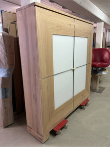 Eleganter Massivholzschrank Scholtissek Varus in knorriger Eiche puro geölt mit vier Türen und mittigem Optiwhite-Glas – ideal für stilvolle Wohnkonzepte, sofort verfügbar ab Lager.