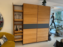 Laden Sie das Bild in den Galerie-Viewer, Scholtissek Geschirrschrank TRATUM – Lamellenfront in knorriger Eiche
