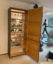 Laden Sie das Bild in den Galerie-Viewer, Scholtissek Geschirrschrank TRATUM – Lamellenfront in knorriger Eiche
