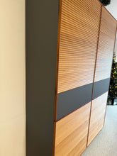 Laden Sie das Bild in den Galerie-Viewer, Scholtissek Geschirrschrank TRATUM – Lamellenfront in knorriger Eiche
