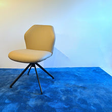 Laden Sie das Bild in den Galerie-Viewer, Ronald Schmitt Drehstuhl Ella Abverkauf Einzelstück
