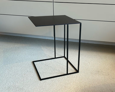 Jori Schiebebeistelltisch Ascot JR-t938

Rückläufer, leichte Druckstellen im Leder, siehe Fotos

Gestell Metall schwarz,
Platte Leder Vegetalia black
B/H/T 39 x 50 x 39 cm